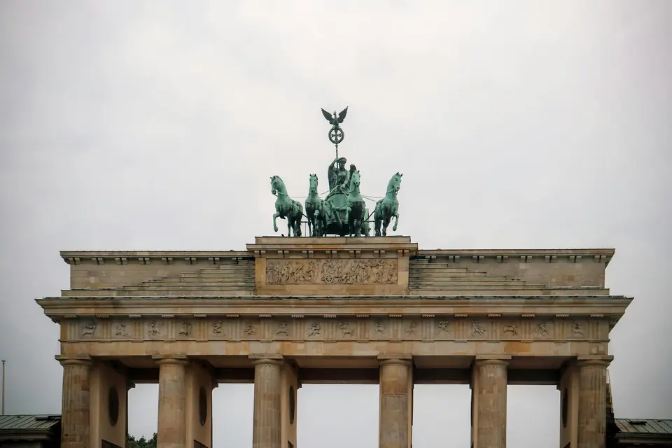 Brandenburger Tor in Berlin-Mitte — historisches Wahrzeichen der Hauptstadt am Pariser Platz