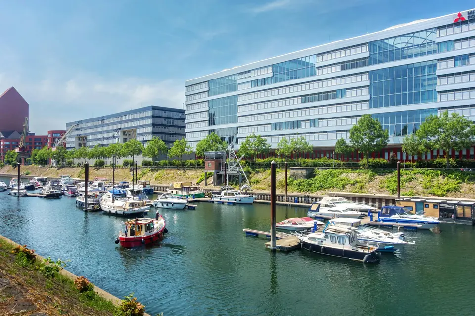 Duisburg — größter Binnenhafen Europas mit Industrie- und Werks-Erbe am Rhein