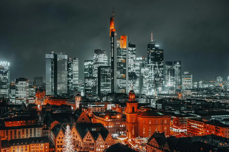 Skyline von Frankfurt am Main mit dem Bankenviertel — Mainhattan als Finanz-Metropole Hessens
