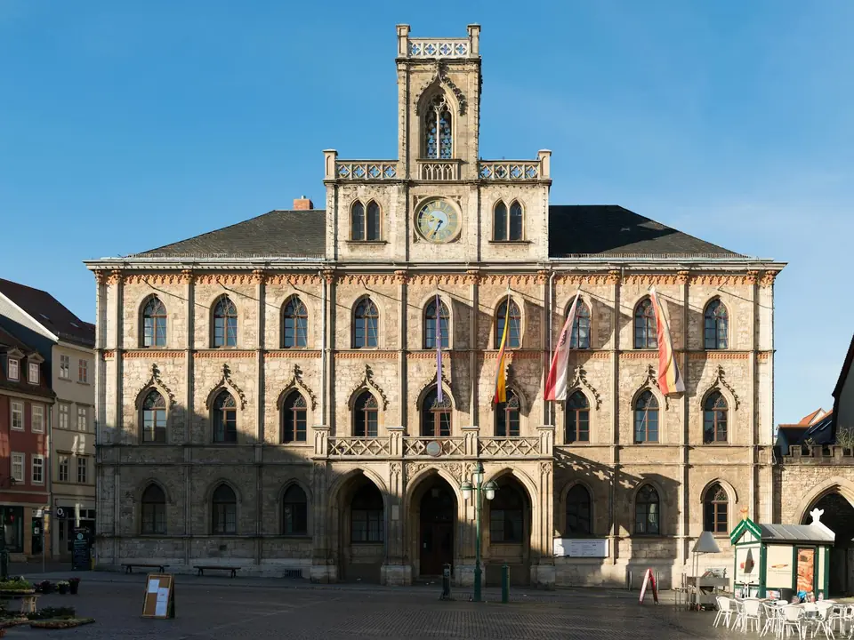 Goethe-Schiller-Denkmal vor dem Deutschen Nationaltheater in Weimar — UNESCO-Welterbe Klassisches Weimar