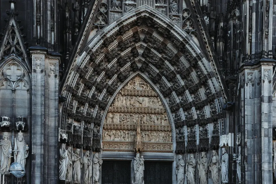 Kölner Dom bei Nacht am Rheinufer — UNESCO-Welterbe und Wahrzeichen der Domstadt Köln
