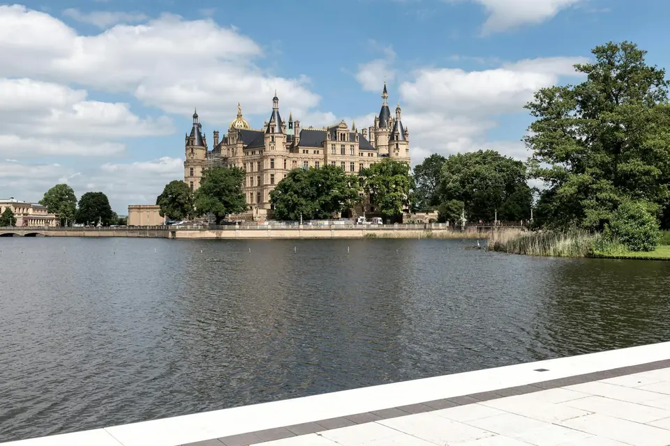 Schwerin Schwerin — kleinste deutsche Landeshauptstadt mit dem Schweriner Schloss im See