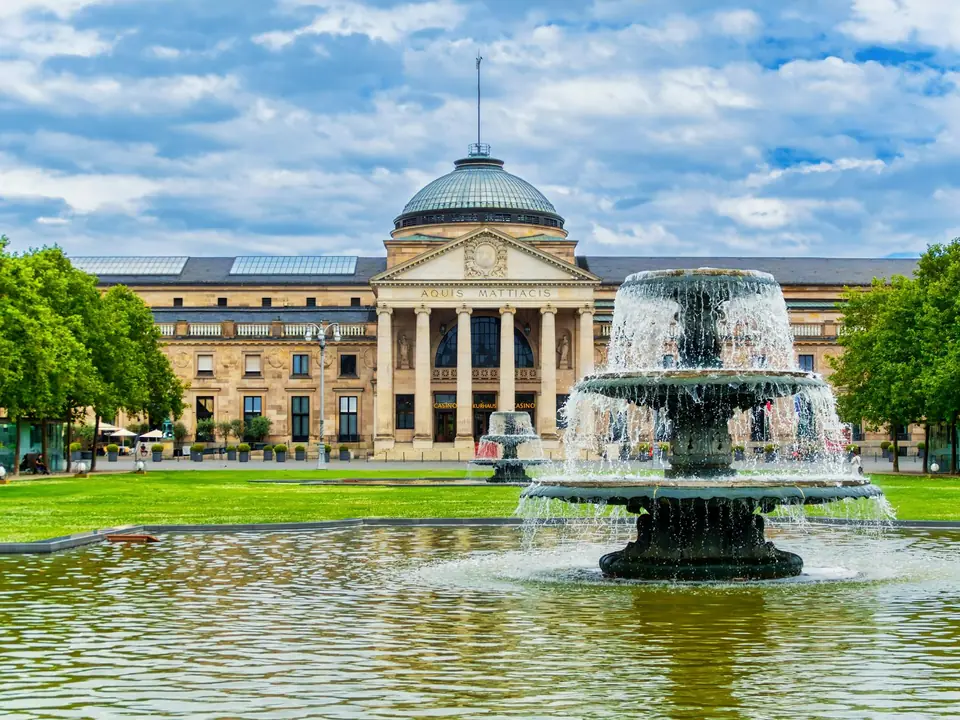 Wiesbaden Wiesbaden — hessische Landeshauptstadt und Kurstadt mit Kurhaus am Bowling Green