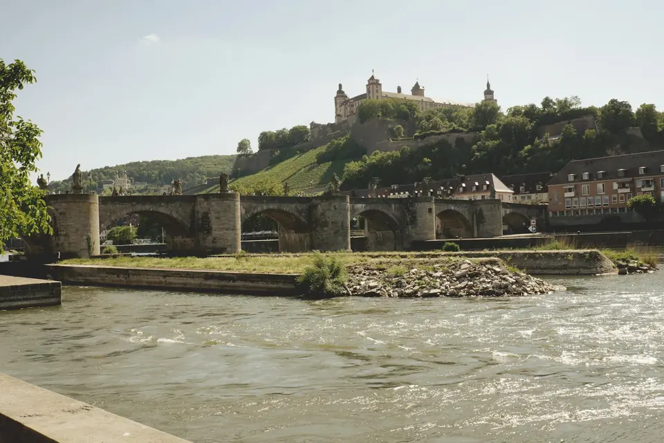 Würzburg Würzburg — fränkische Bischofsstadt mit der barocken Residenz und Festung Marienberg