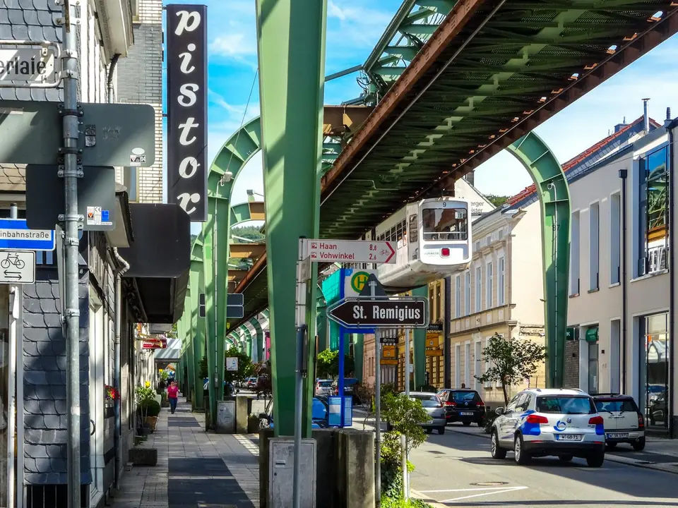 Wuppertal Wuppertal — bergische Großstadt mit der weltberühmten Schwebebahn als Wahrzeichen